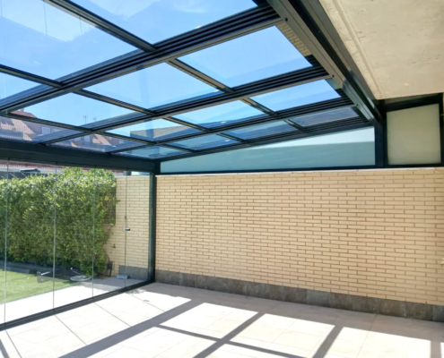 techo móvil con cortinas de cristal